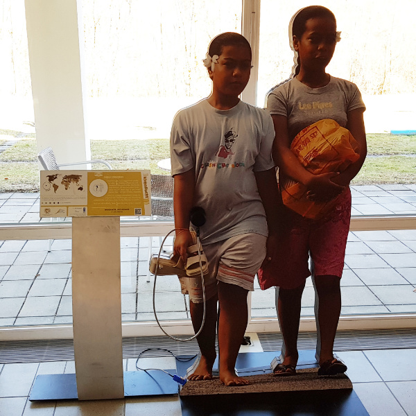 Mädchen aus Kiribati aus der Wanderausstellung „Klimaflucht“ der Deutschen Klimastiftung. Foto: LpB BW Mädchen aus Kiribati. Foto: LpB BW