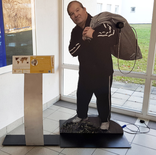 Olivenbauer aus Griechenland aus der Wanderausstellung „Klimaflucht“ der Deutschen Klimastiftung. Foto: LpB BW Olivenbauer aus Griechenland. Foto: LpB BW