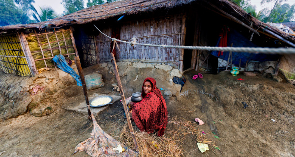 Klimaflüchtlinge gehören zu den Ärmsten der Armen. Wenn sie wie hier in Bangladesch ihr Land an das Meer verloren haben, flüchten sie in Notunterkünfte am Strand. Von hier will sie die lokale Regierung vertreiben, um Platz zu schaffen fà Klimaflüchtlinge in Notunterkünften in Bangladesch. Foto: © UNHCR/Saiful Huq Omi