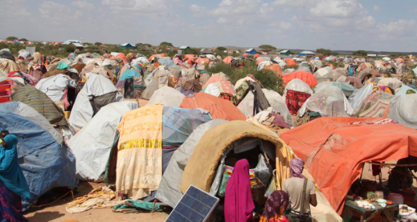 Die meisten Flüchtlinge fliehen innerhalb der eigenen Landesgrenzen oder in benachbarte Staaten, hier ein Flüchtlingscamp für Binnenvertriebene in Somalia 2014. Foto: Amisom Public Information, wikimedia CC0 Die meisten Flüchtlinge fliehen innerhalb der eigenen Landesgrenzen oder in benachbarte Staaten, hier ein Flüchtlingscamp für Binnenvertriebene in Somalia 2014. Foto: Amisom Public Information, wikimedia CC0