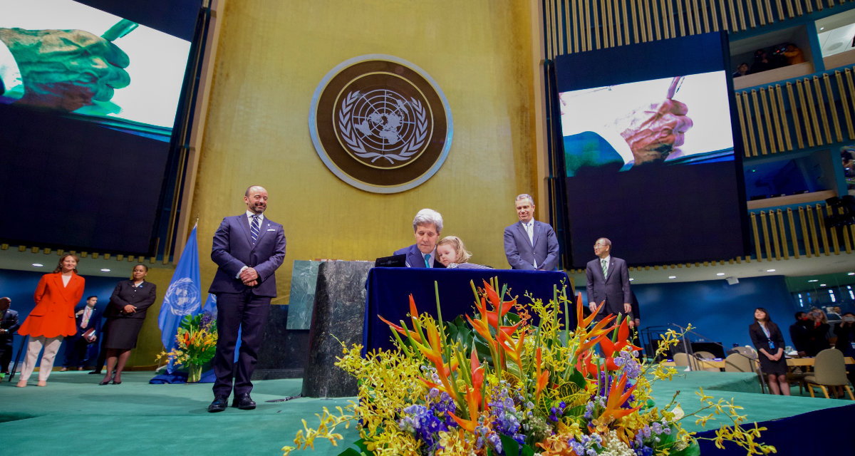 Symbolische Unterzeichnung des Pariser Klimaabkommens am Tag der Erde am 22. April 2016 durch US-Außenminister John Kerry mit seiner Enkelin in der UN-Generalversammlung in New York. Foto: wikimedia | US-State Department | public domain (gemeinfrei) Symbolische Unterzeichnung des Pariser Klimaabkommens am Tag der Erde am 22. April 2016 durch US-Außenminister John Kerry mit seiner Enkelin in der UN-Generalversammlung in New York.