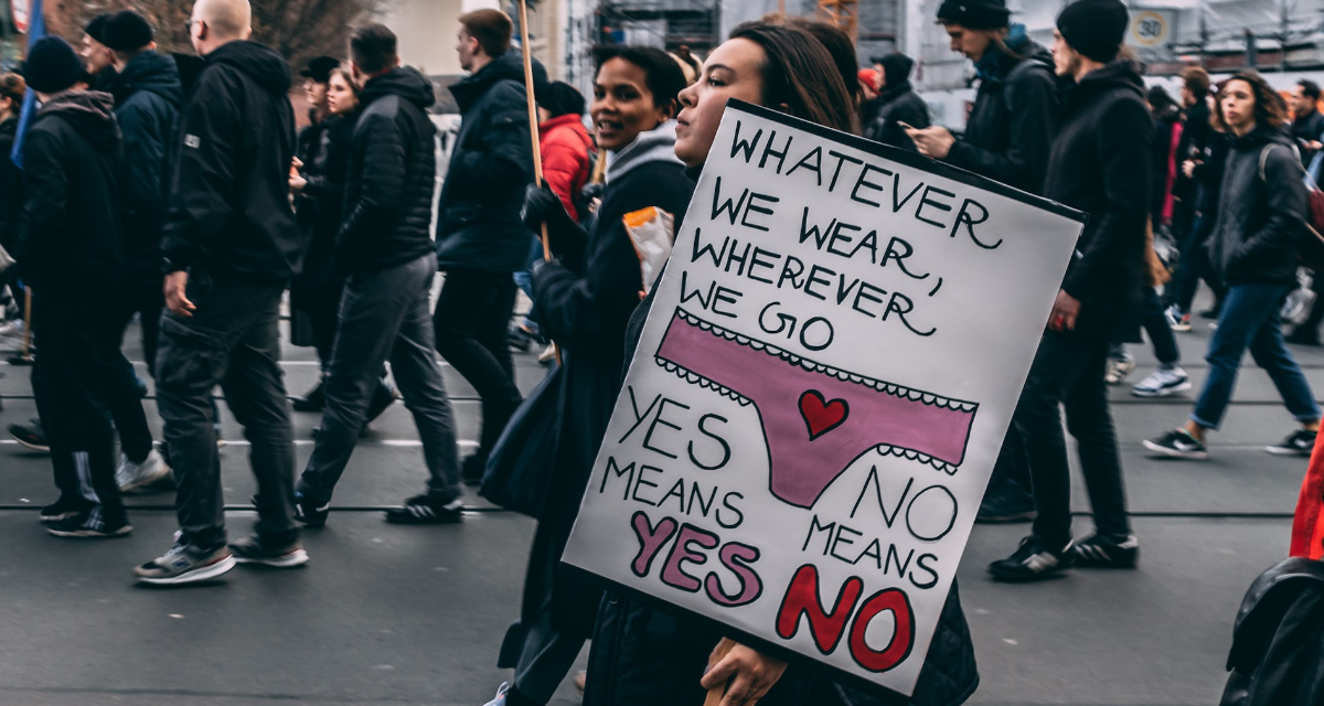 Seit 2019 ist der Weltfrauentag gesetzlicher Feiertag in Berlin. Hier Frauen auf einer Demo am 8. MÃ¤rz 2020. Foto: Raquel-Garcia, unsplash.com (Hdi1EvBiRfI)