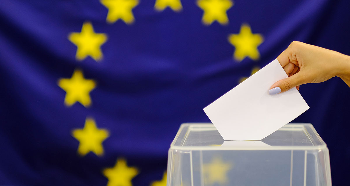 Europawahl. Frau wirft Wahlzettel in die Wahlbox. Foto: Adobe Stock | yavdat Europawahl. Frau wirft Wahlzettel in die Wahlbox. Foto: Adobe Stock | yavdat