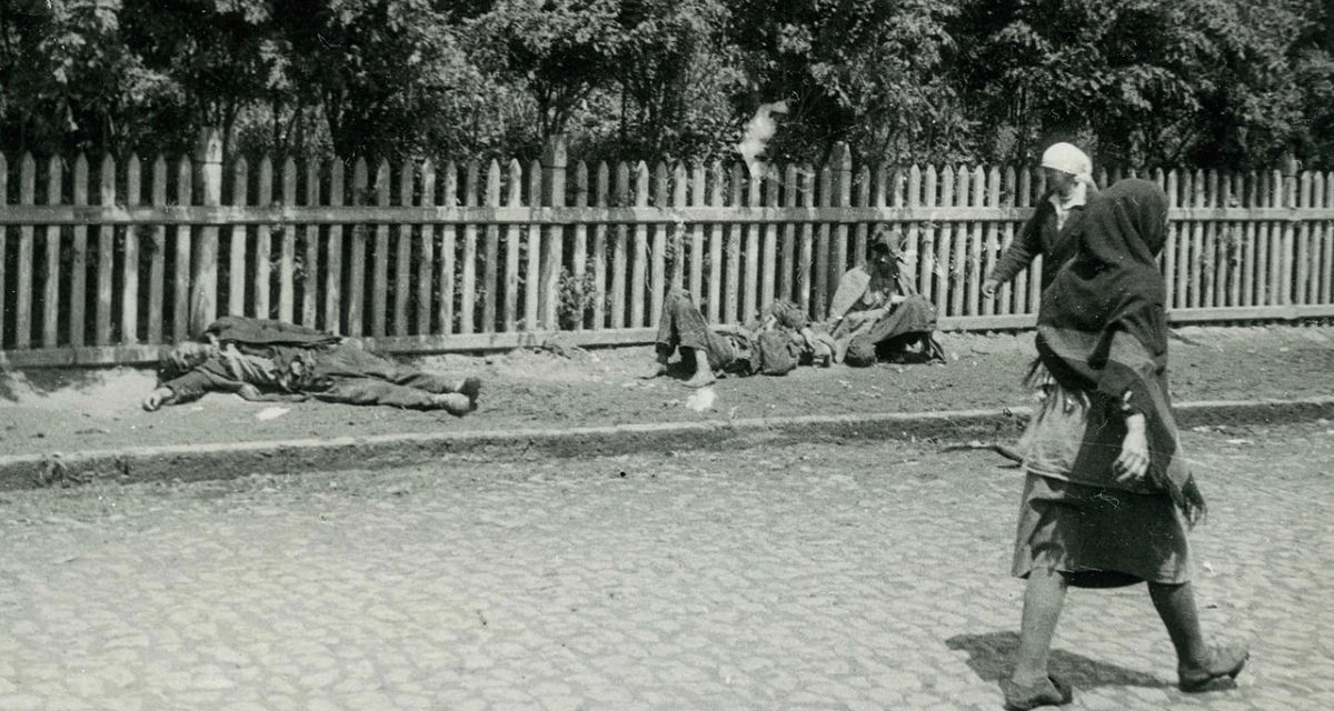 Verhungernde Bauern in Charkiw 1933. Foto: Wikimedia gemeinfrei | Alexander Winerberger. Verhungernde Bauern auf einer Straße in Charkiw 1933