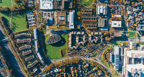 Luftaufnahme des Campus Stuttgart Vaihingen und angrenzender Wohngebiete. Foto: unsplash.com / Max BÃ¶ttinger. 