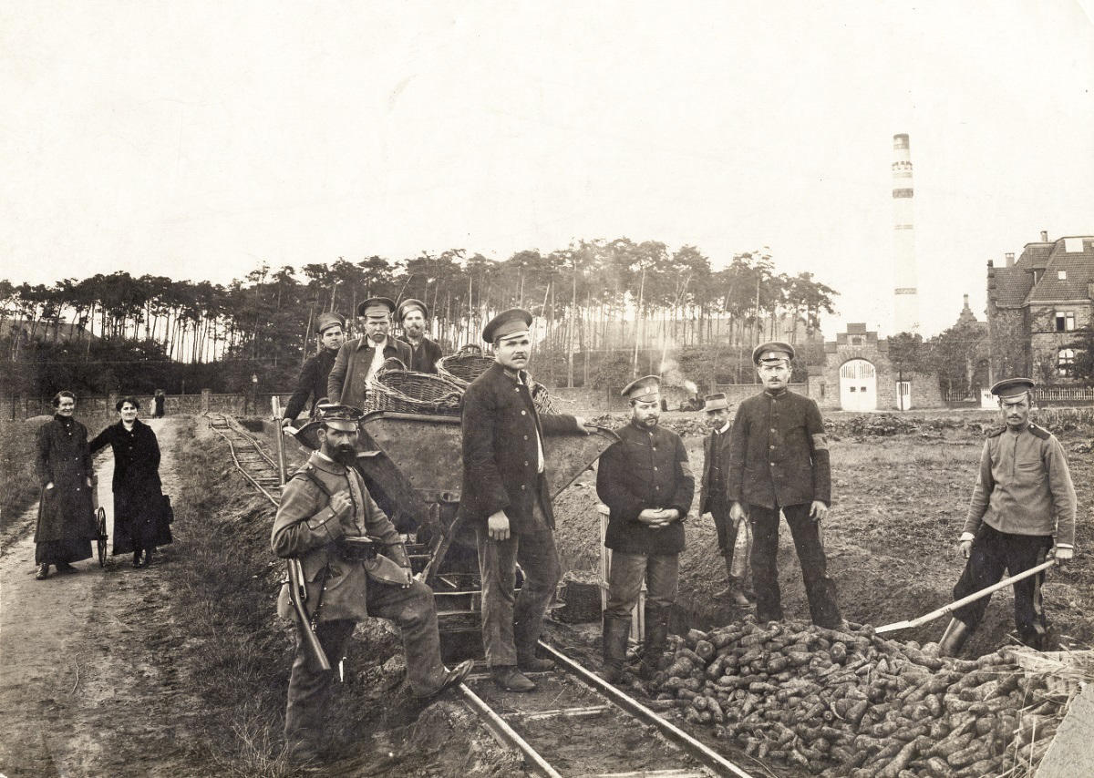 Deutscher Soldat (links) mit Kriegsgefangenen beim Arbeitseinsatz (1916). Deutscher Soldat (links) mit Kriegsgefangenen beim Arbeitseinsatz (1916).