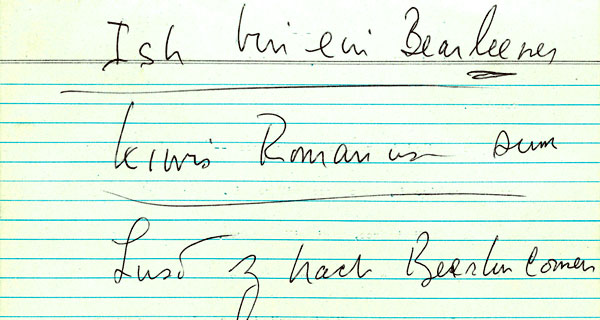 Notizzettel â€žIch bin ein Berlinerâ€œ. Bild: Wikimedia Commons - John F. Kennedy [Public domain].