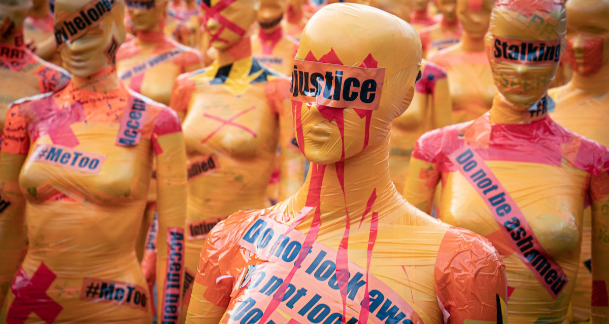 Kunstinstallation in Bonn anlÃ¤sslich des 25. Novembers mit orangenen Schaufensterpuppen, die mit SchriftzÃ¼gen beklebt sind. Foto: unsplash.com | Mika Baumeister