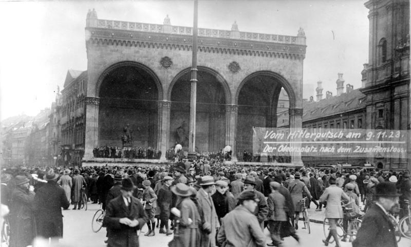 Feldherrnhalle in MÃ¼nchen samt Odeonsplatz nach dem ZusammenstoÃŸ, 9.11.1923. Foto: Deutsches Bundesarchiv. Bild 119-1426 / CC-BY-SA 3.0.