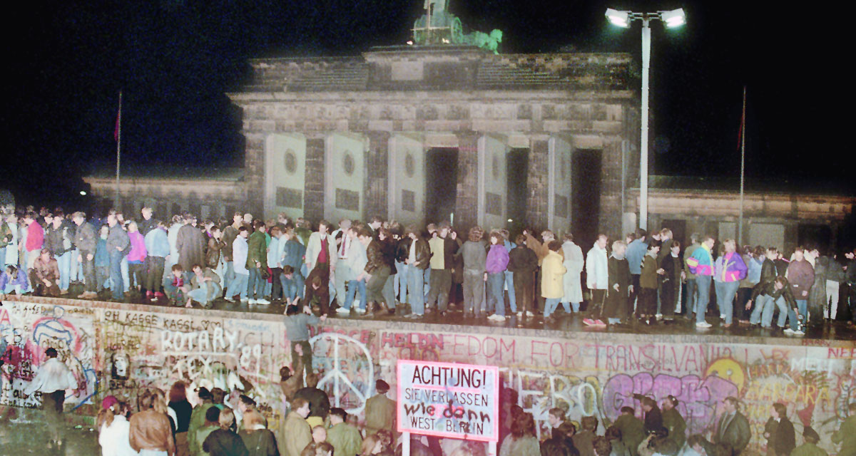 1989: Die Berliner Mauer ist gefallen, Nacht vom 9.November zum 10.November 1989, 23 Uhr. Berliner sind auf die Mauer am Brandenburger Tor geklettert. Foto: picture alliance, SZ Photo | Paul Glaser 1989: Die Berliner Mauer ist gefallen, Nacht vom 9.November zum 10.November 1989, 23 Uhr. Berliner sind auf die Mauer am Brandenburger Tor geklettert. Foto: picture alliance, SZ Photo | Paul Glaser