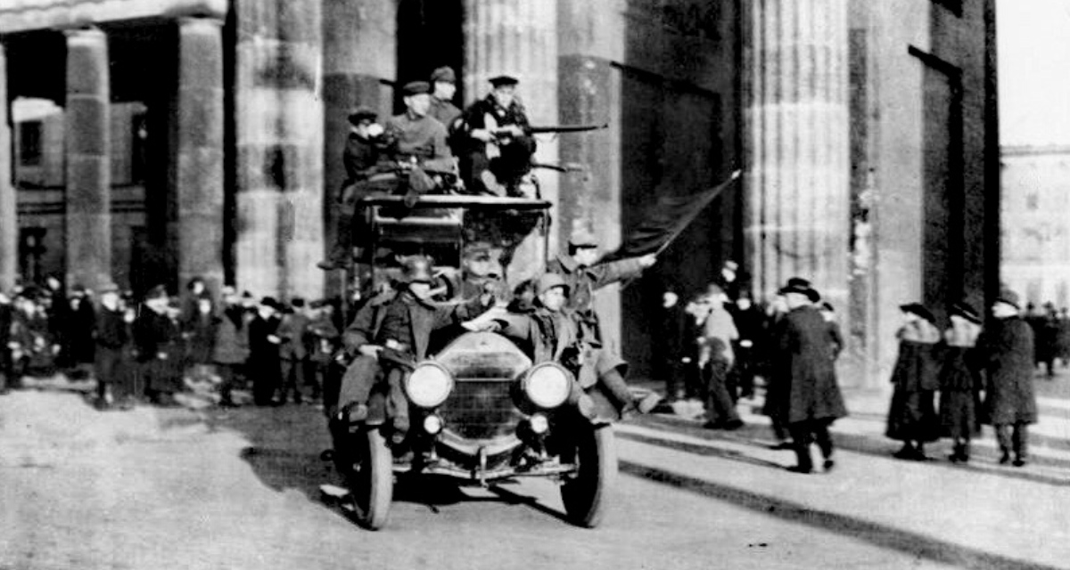 Ein Lastauto, mit revolutionären Matrosen und Soldaten besetzt, fährt durch das Brandenburger Tor. Novemberrevolution 1918 in Berlin. Foto: Bundesarchiv, Bild 183-B0527-0001-810 / Unbekannt / CC-BY-SA 3.0. Ein Lastauto, mit revolutionären Matrosen und Soldaten besetzt, fährt durch das Brandenburger Tor. Novemberrevolution 1918 in Berlin. Foto: Bundesarchiv, Bild 183-B0527-0001-810 / Unbekannt / CC-BY-SA 3.0.
