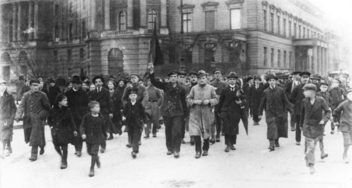Demonstration am 9. November in Berlin, Unter den Linden, in Höhe der Universität. Foto: Deutsches Bundesarchiv. Bild 183-18594-0045 / CC-BY-SA 3.0. Demonstration am 9. November in Berlin, Unter den Linden, in Höhe der Universität. Foto: Deutsches Bundesarchiv. Bild 183-18594-0045 / CC-BY-SA 3.0.
