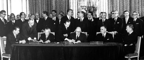 Unterzeichnung des Élysée-Vertrags durch Konrad Adenauer und Charles de Gaulle. Foto: Bundesarchiv, B 145 Bild-P106816 / Autor/-in unbekannt / CC-BY-SA 3.0 Unterzeichnung des Élysée-Vertrags durch Konrad Adenauer und Charles de Gaulle. Foto: Bundesarchiv, B 145 Bild-P106816 / Autor/-in unbekannt / CC-BY-SA 3.0