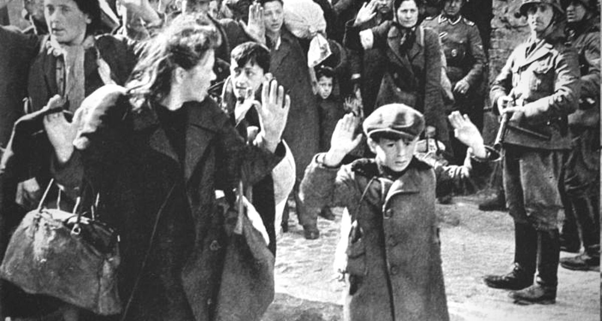 Aufstand im Warschauer Ghetto 1943. Aufstand im Warschauer Ghetto 1943. Während der Vernichtung des Ghettos wurden über 50.000 Menschen getötet oder in Vernichtungslager verschleppt. Foto: Bundesarchiv, Bild 183-41636-0002 / CC-BY-SA 3.0.