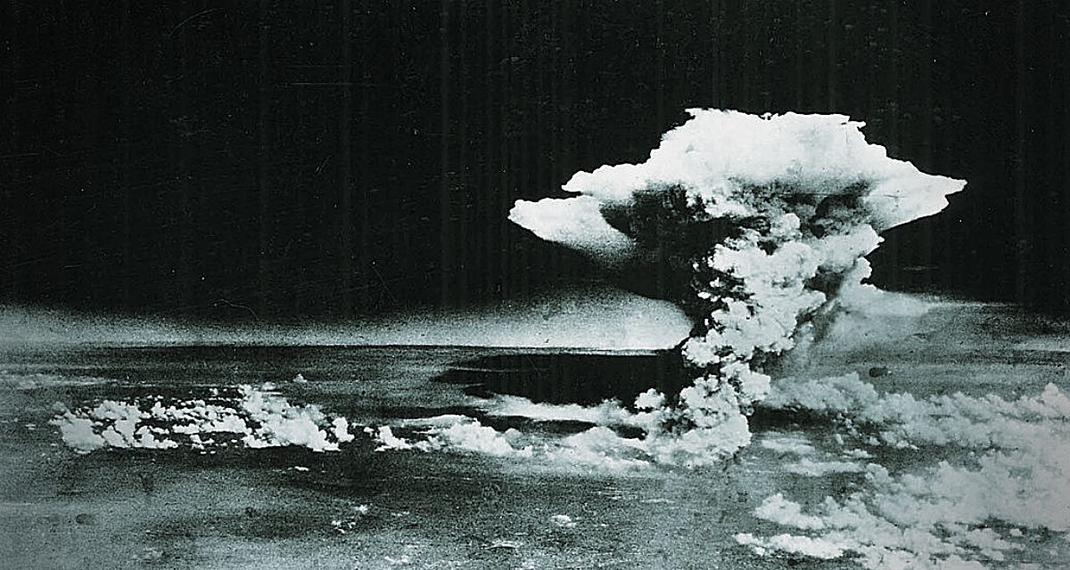 Fotografie von Hiroshima, 6. August 1945. Foto: wikimedia/509th Operations Group; public domain. Fotografie von Hiroshima, 6. August 1945. Foto: wikimedia/509th Operations Group; public domain.