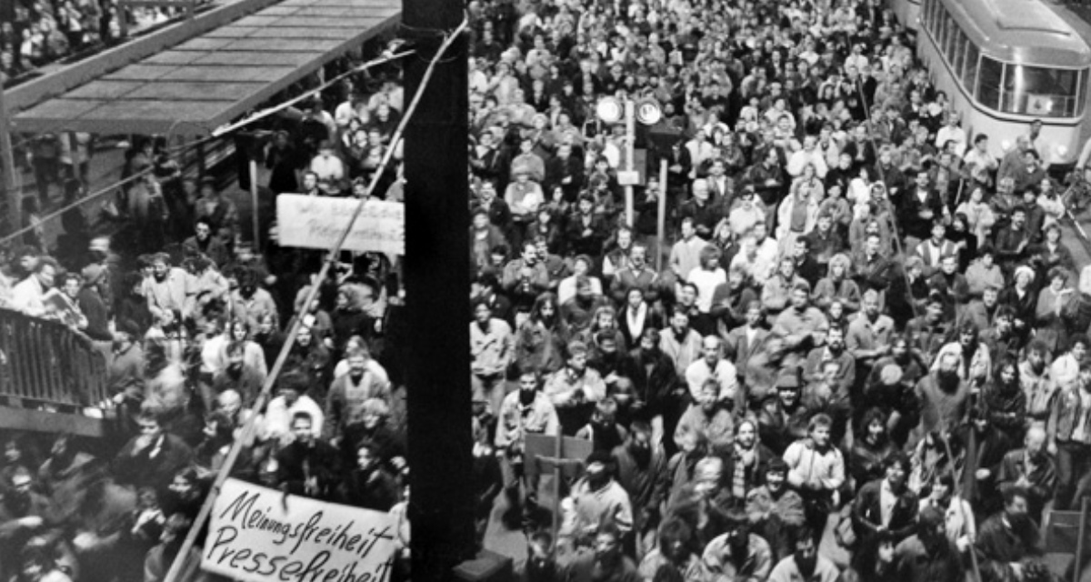 Rund 120.000 DDR-BÃ¼rger:innen demonstrieren am 16.10.1989 in Leipzig fÃ¼r mehr Demokratie, BÃ¼rgerrechte und Reformen. Foto: picture-alliance/ dpa