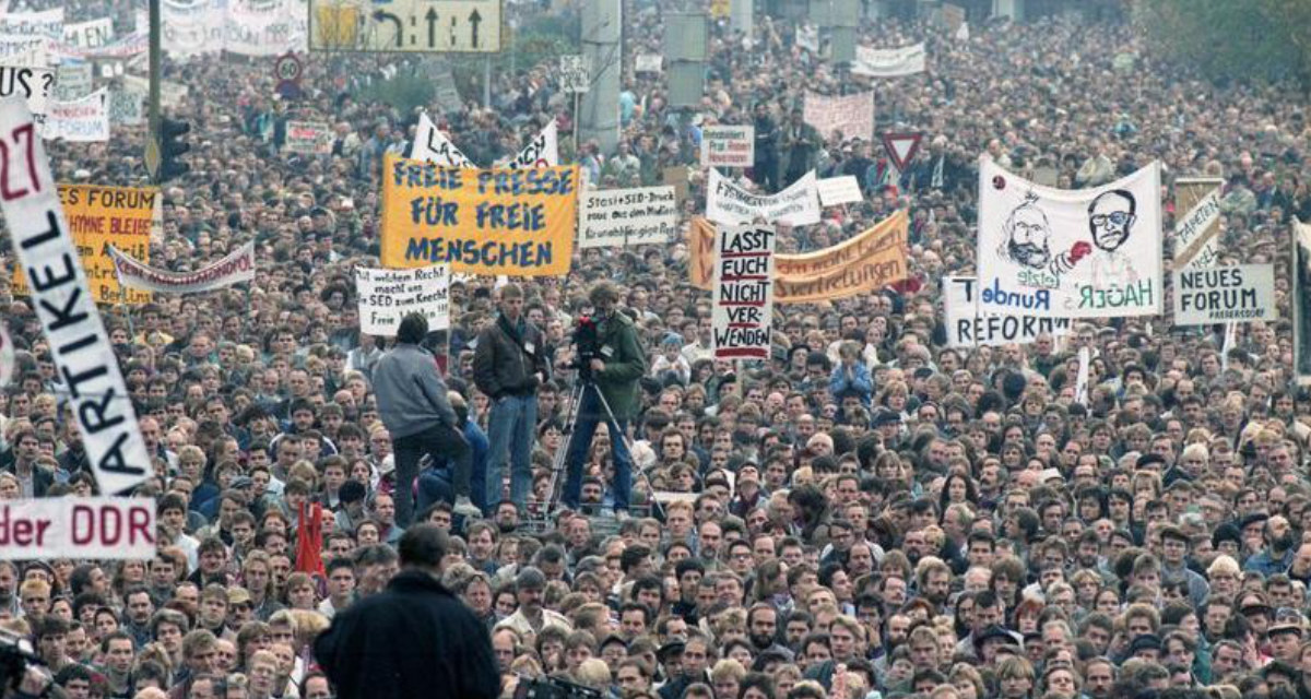 Demonstrierende auf dem Berliner Alexanderplatz. Foto: Bundesarchiv. Bild 183-1989-1104-437. Bernd Settnik. CC-BY-SA-3.0.de Demonstrierende auf dem Berliner Alexanderplatz.