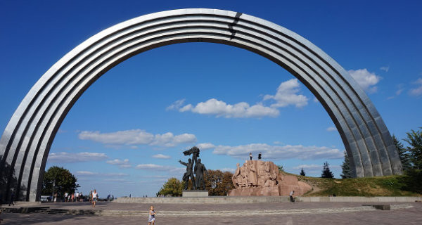 „Denkmal der Völkerfreundschaft“ zwischen Russland und der Ukraine (mit einem von Menschenrechtsaktivisten 2018 aufgeklebtem Riss) Foto: Vladimir Bondar, Wikipedia, CC BY-SA 4.0 „Denkmal der Völkerfreundschaft“ zwischen Russland und der Ukraine (mit einem von Menschenrechtsaktivisten 2018 aufgeklebtem Riss) Foto: Vladimir Bondar, Wikipedia, CC BY-SA 4.0