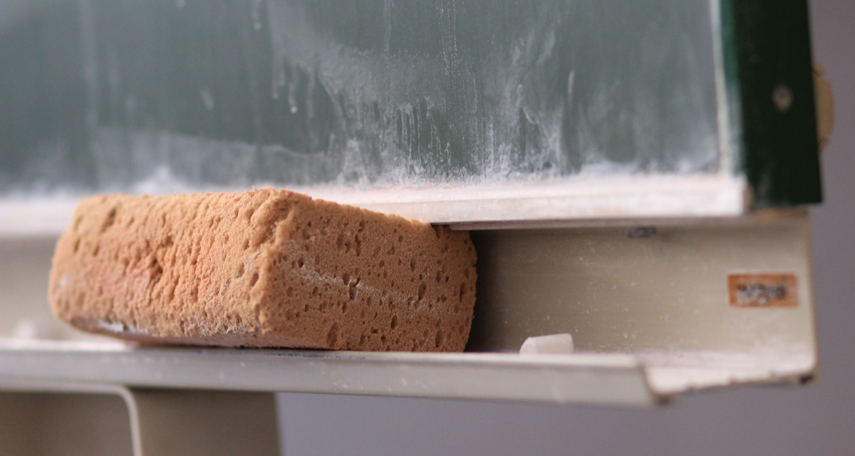 Schwamm an einer Tafel. Foto: LpB BW / Beiter.