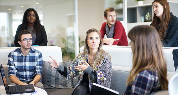 Junge Menschen im Gespräch. Foto: pixabay/free-photos Junge Menschen im Gespräch. Foto: pixabay/free-photos