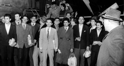 55 tÃ¼rkische â€žGastarbeiterâ€œ kommen am 27. November 1961 am Flughafen DÃ¼sseldorf an. Sie sind die ersten von 400 Bergleuten, die sich fÃ¼r ein Jahr Arbeit in Deutschland verpflichtet haben. (Â© picture alliance | Wolfgang Hub)